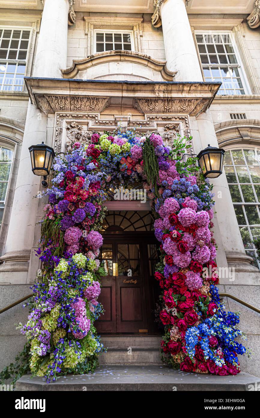 Chelsea Rathaus mit Blumen Stockfoto