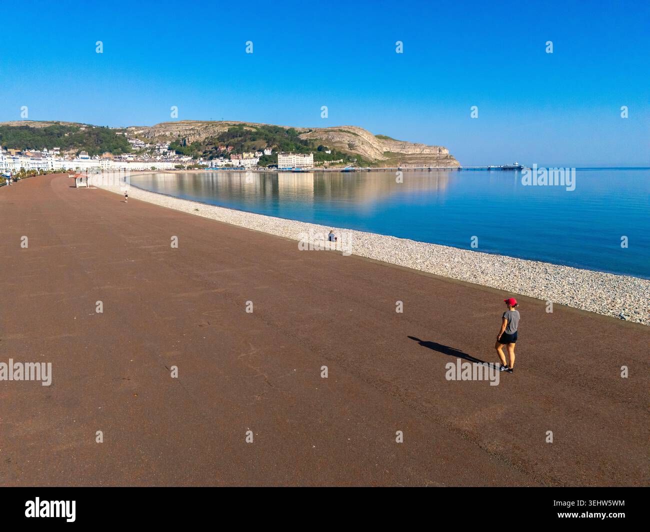 Llandudno, Nordwales. Wetter in Großbritannien: 26. Mai 2026, die Temperaturen steigen weiter in die Höhe über Großbritannien und das Feiertagswochenende, wobei die Temperatur heute die höchste des Jahres ist, mit der Aussicht, dass ein weiterer Rekord gebrochen werden wird, wie man über der Küste von Nordwales in Llandudno, Conwy County, Nordwales beobachten kann. ©DGDImages/Alamy Live News Stockfoto