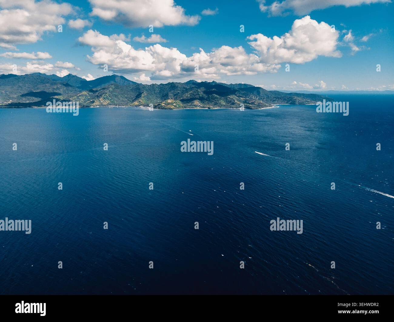 Drohnenpanorama der tropischen Insel und des tiefblauen Ozeans unter sonnigem Himmel Stockfoto