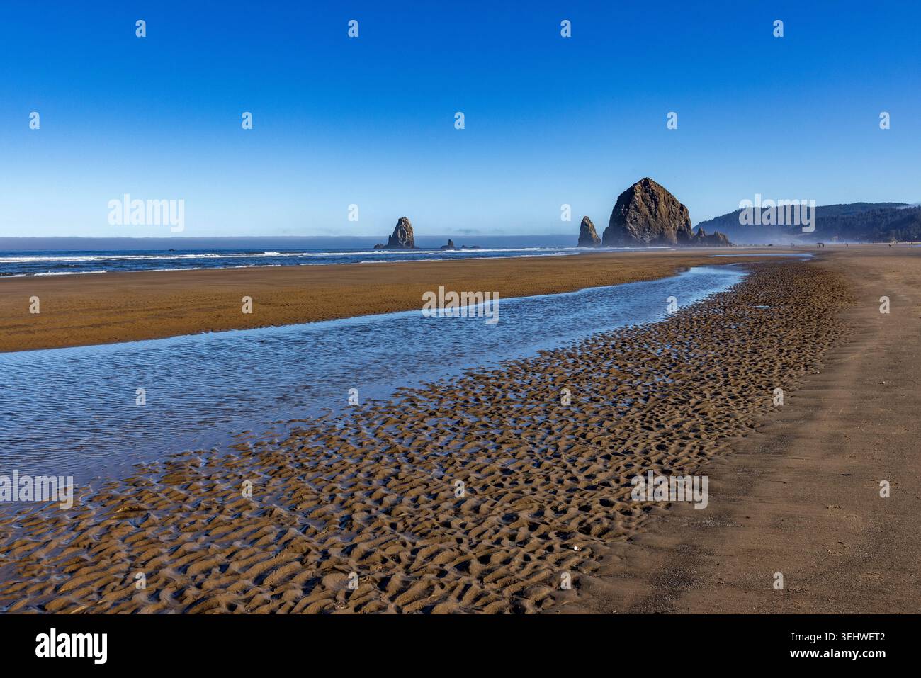 Cannon Beach bei Ebbe mit Haystack Rock im Hintergrund Stockfoto