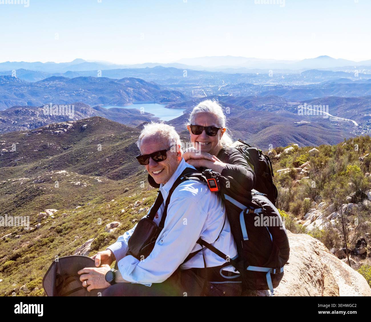 Porträt eines lächelnden Seniorenpaares auf dem Iron Mountain Stockfoto