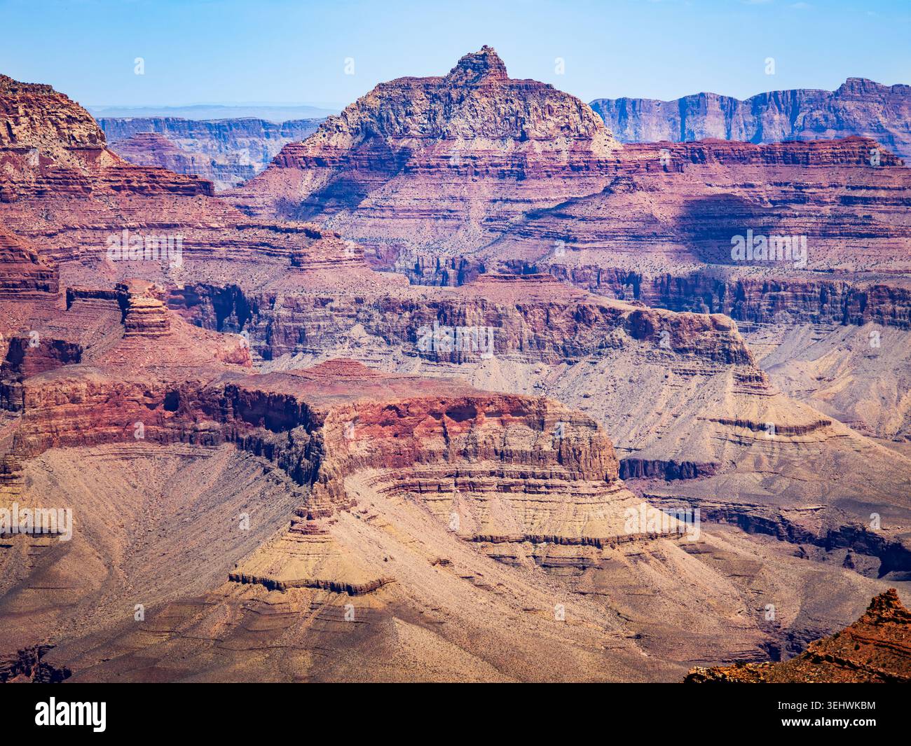 Grand Canyon, 12. Mai 2026 - Eine mehrschichtige glockenartige Formation im Grand Canyon mit rot-orangen Stilrichtungen Stockfoto