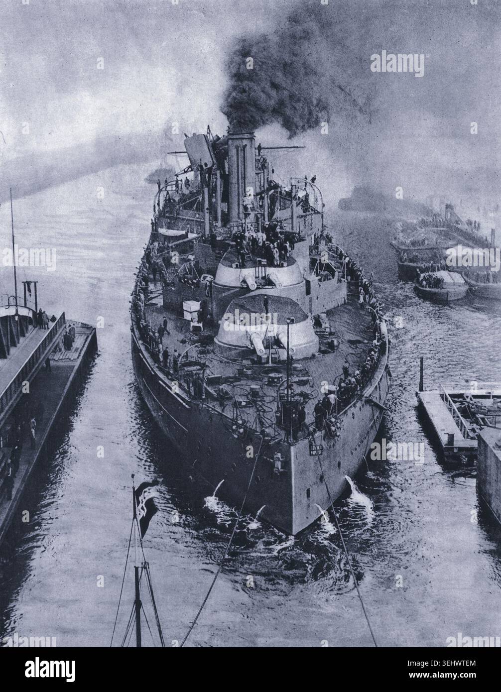HMS Monarch (1911–1925), ein Schlachtschiff der Orion-Klasse, das um 1911 auf dem Fluss Tyne an den Brücken von Newcastle upon Tyne vorbeigezogen wurde. Sie war eine Schlüsseleinheit der Großen Flotte während des Ersten Weltkriegs (1914–1918). Stockfoto