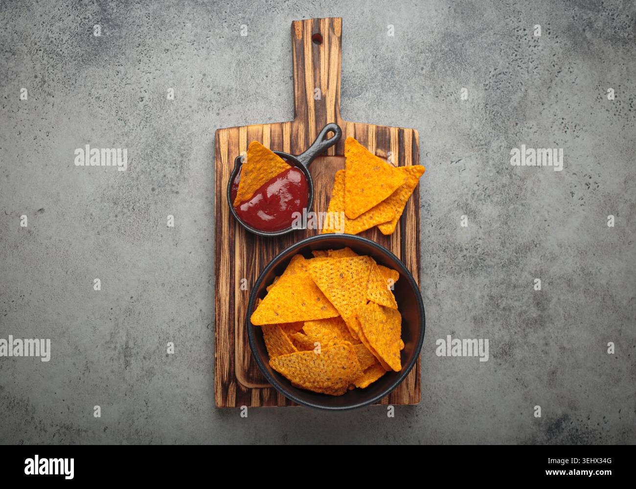 Nachos Tortilla Chips Salsa Dip Holzbrett mexikanischer Tex-Mex Snack Fast Food Stockfoto