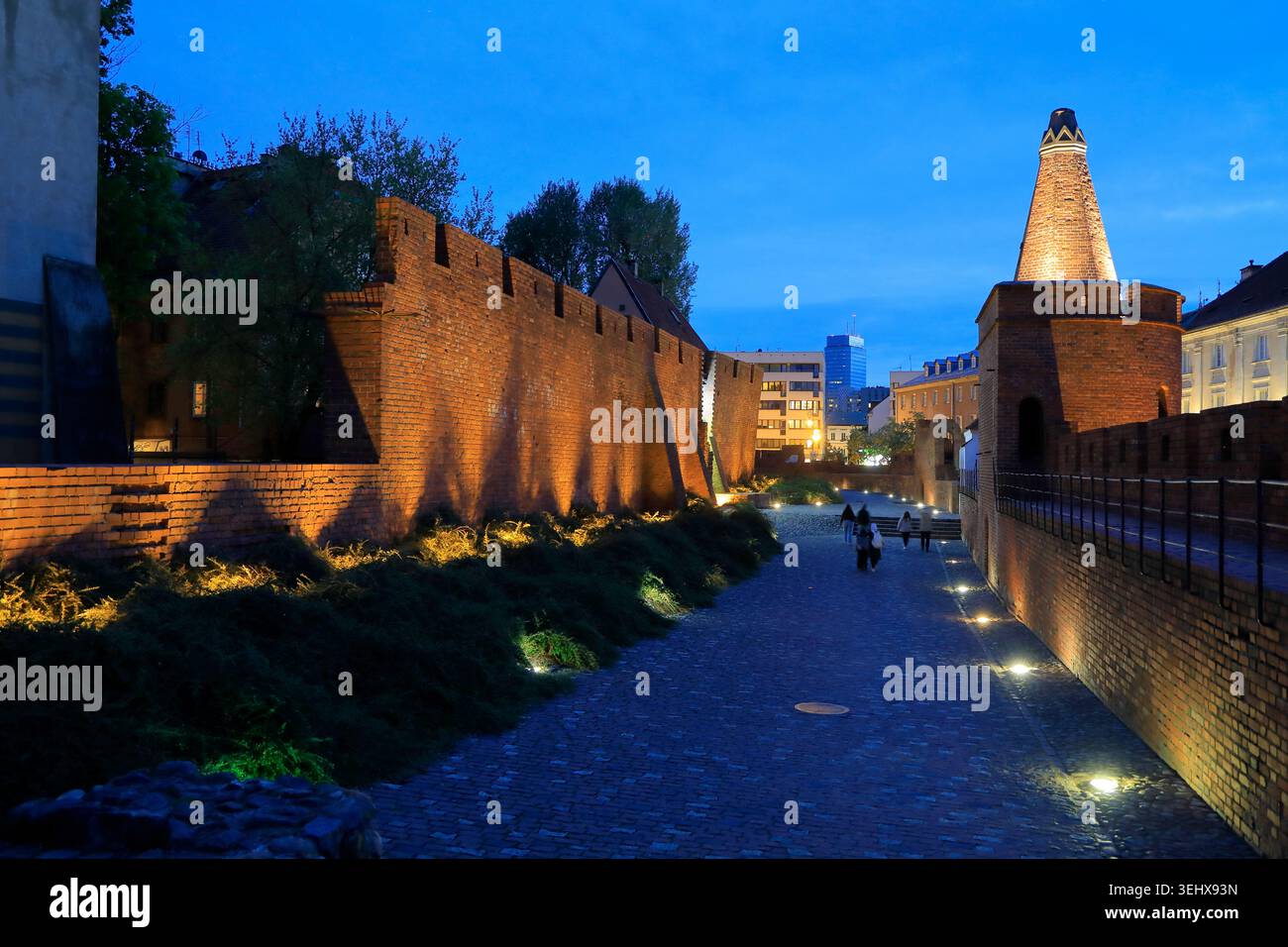 Der Dämmerungsblick auf die befestigte Mauer der Warschauer Altstadt. Warschau. Polen Stockfoto