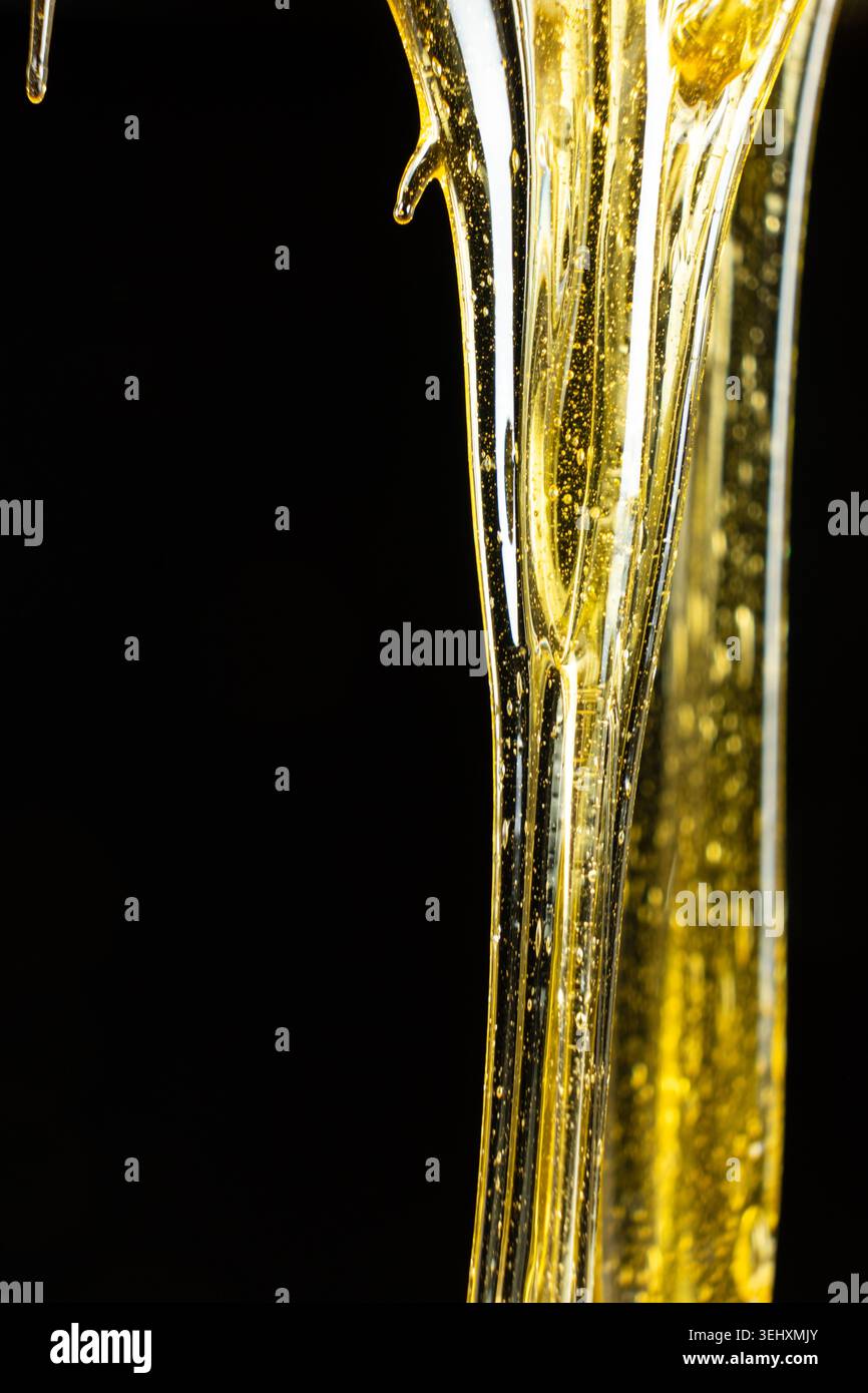 Makrotextur Von Flüssigem Frischem Honig Auf Schwarzem Hintergrund Stockfoto