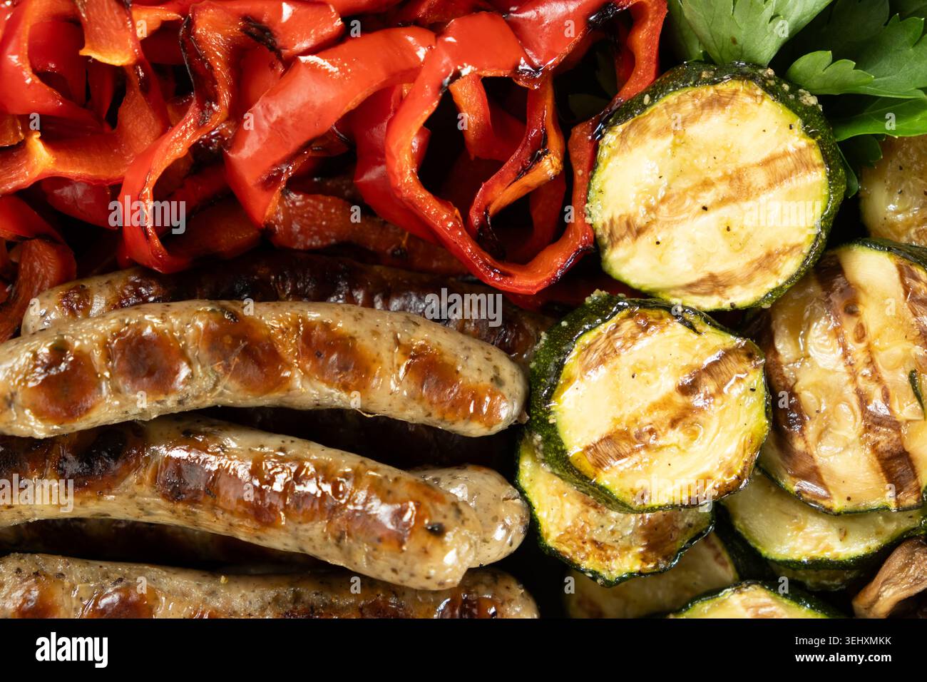 Blick von oben auf bunte gegrillte Speisen. Stockfoto