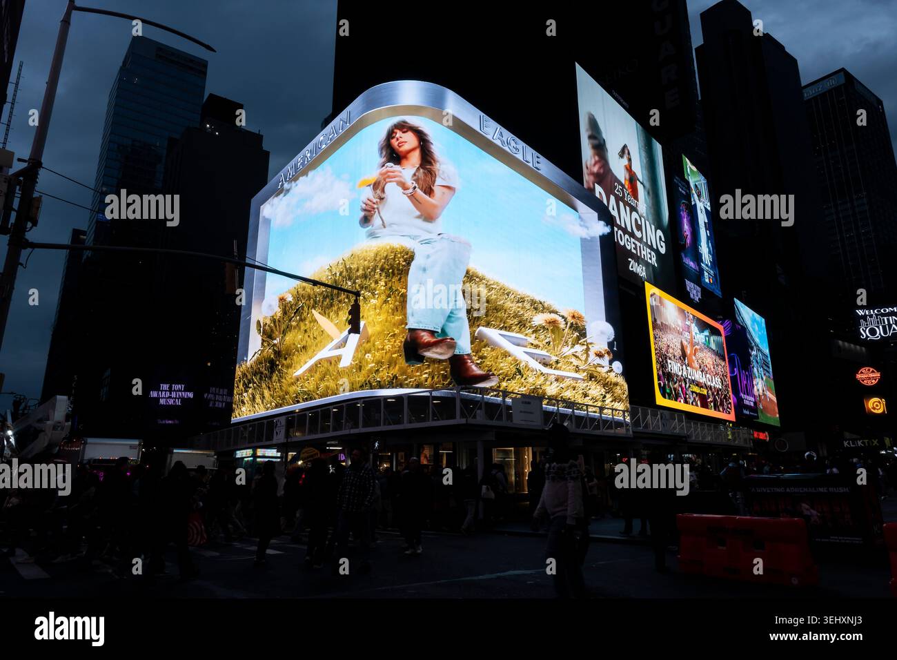 Ein Bild der Country-Sängerin Ella Langley erscheint am Times Square in New York auf der digitalen Plakatwand für die American Eagle Denim Darling Werbekampagne am Mittwoch, den 29. April 2026. (© Richard B. Levine) Stockfoto