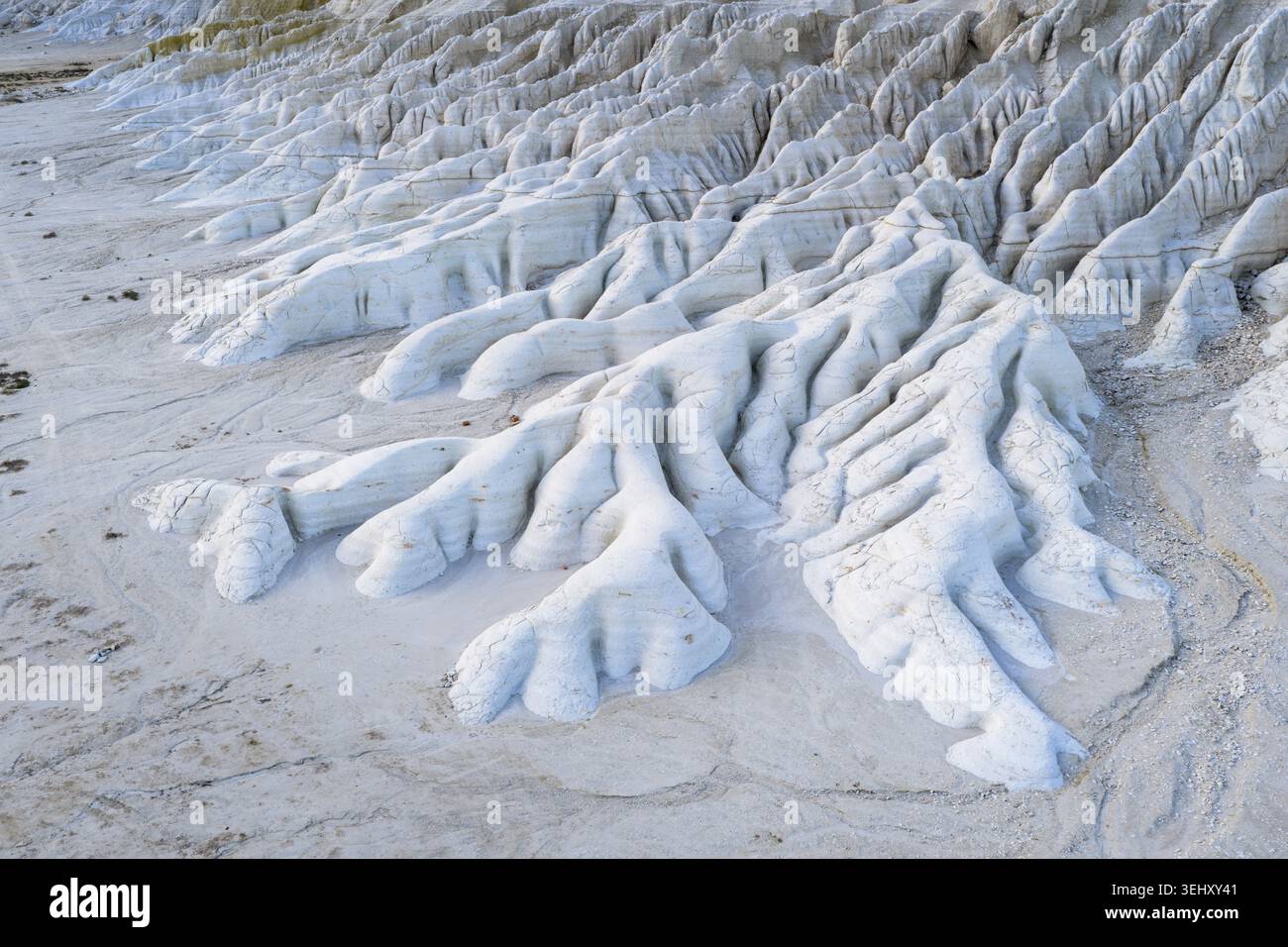 Details erodierter Kreide- und Kalksteinformationen in der Tuzbair Salzebene, Mangystau, Ustyurteplateau, Kasachstan Stockfoto
