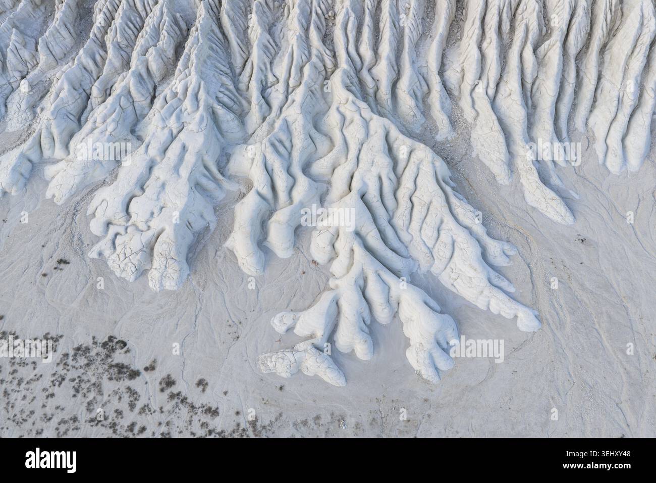 Details erodierter Kreide- und Kalksteinformationen in der Tuzbair Salzebene, Mangystau, Ustyurteplateau, Kasachstan Stockfoto