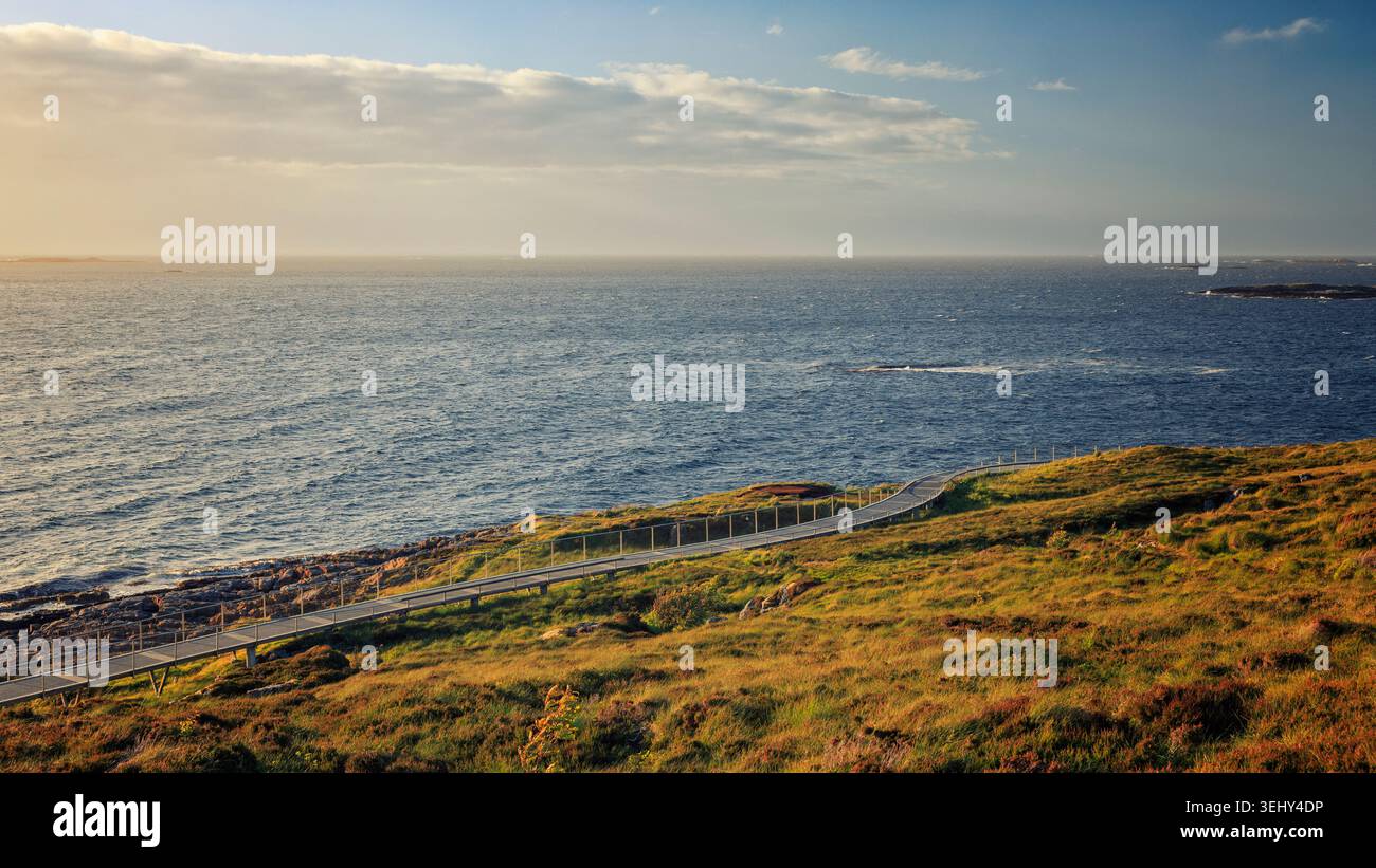 Atlanterhavsveien, Norwegen - 22.05.2026: Malerischer Blick auf die Küste der Atlantikstraße Stockfoto