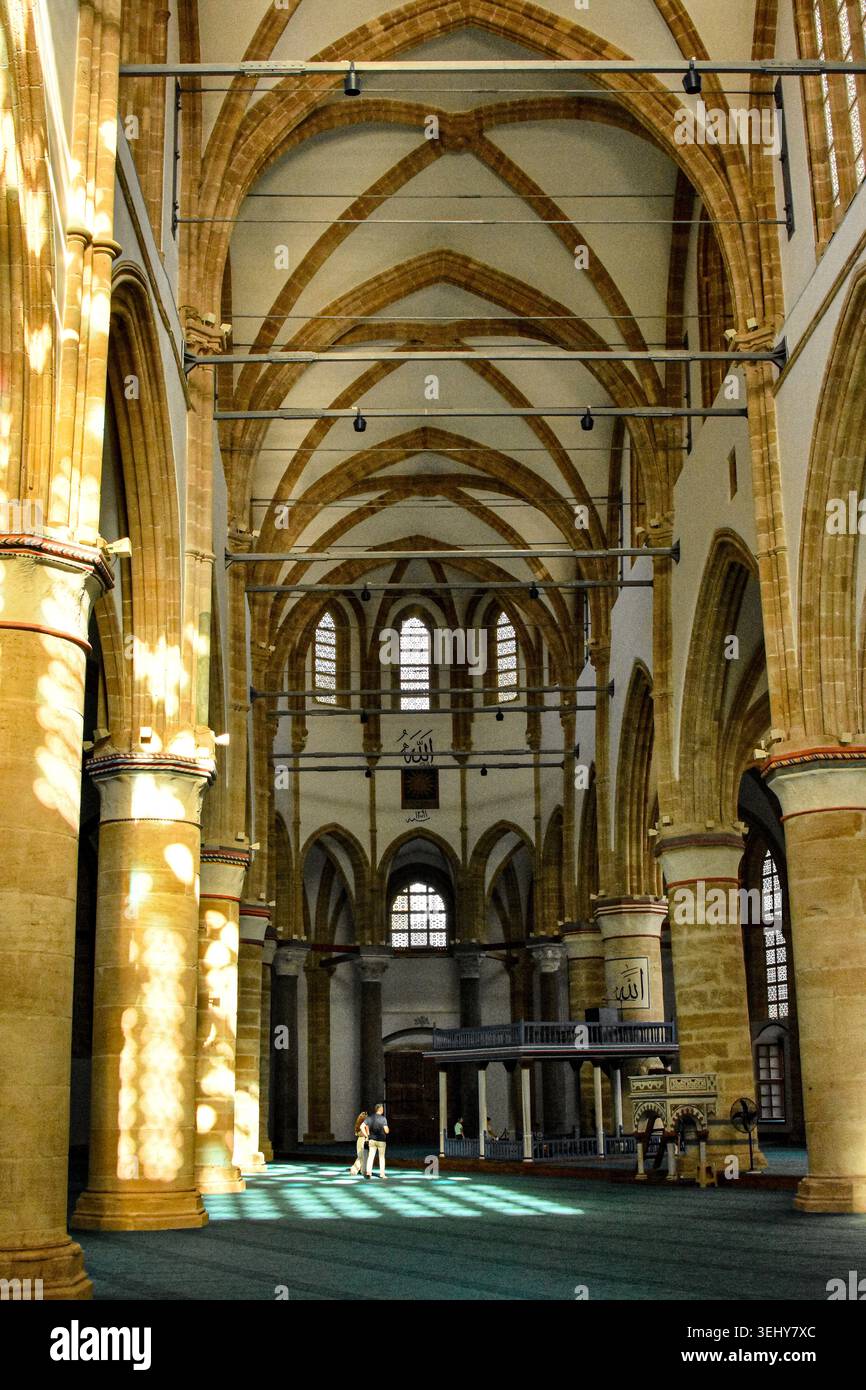 Innenansicht der historischen Selimiye Moschee, ehemals St. Sophia Kathedrale, mit gotischen Rippengewölben in Nikosia, Zypern. Stockfoto