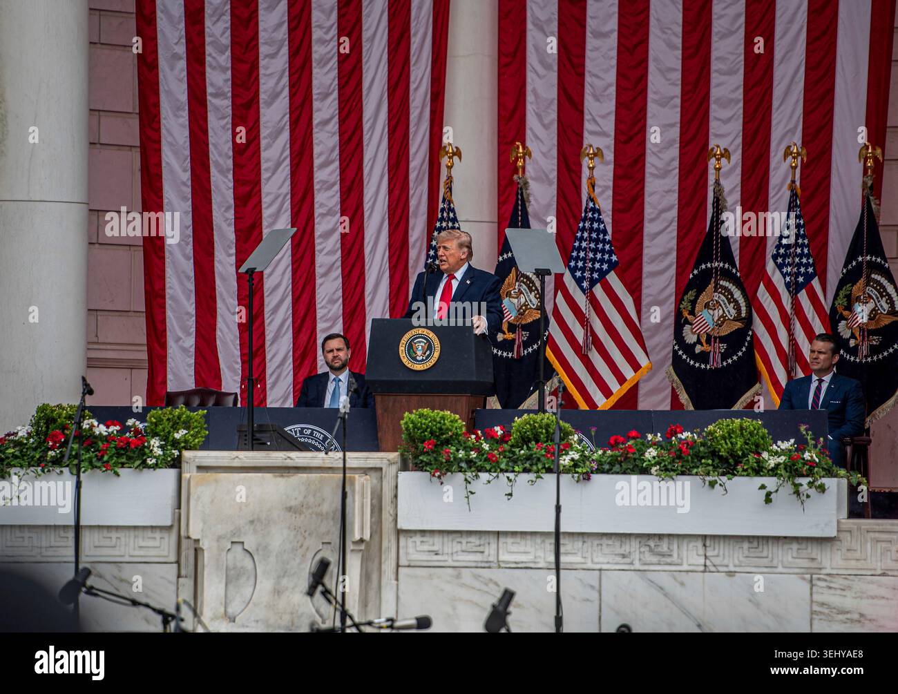 Arlington, Vereinigte Staaten Von Amerika. Mai 2026. Arlington, Vereinigte Staaten von Amerika. Mai 2026. US-Präsident Donald Trump hält während der jährlichen Gedenkfeier auf dem Arlington National Cemetery Amphitheater am 25. Mai 2026 in Arlington, Virginia. Gutschrift: SSgt. Malik Retemiah/US Army Photo/Alamy Live News Stockfoto