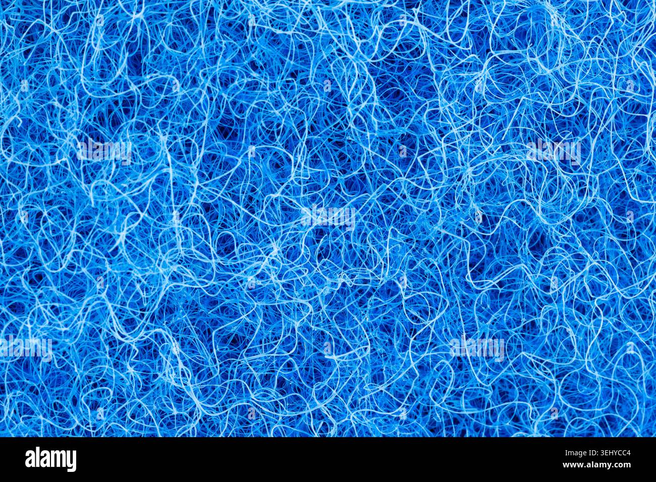 Vollbildansicht hellblauer chaotischer synthetischer Fasern, Hintergrund mit Makrostruktur Stockfoto