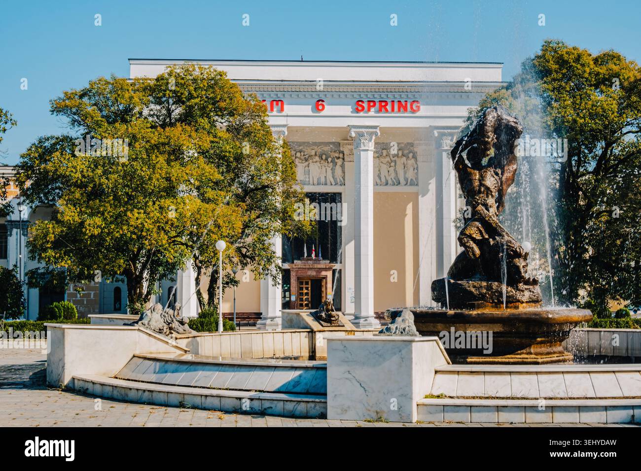 Historisches Badehaus Nr. 6 in Tskaltubo, Georgia, mit eleganten Säulen, Reliefs und einem Brunnen davor. Stockfoto