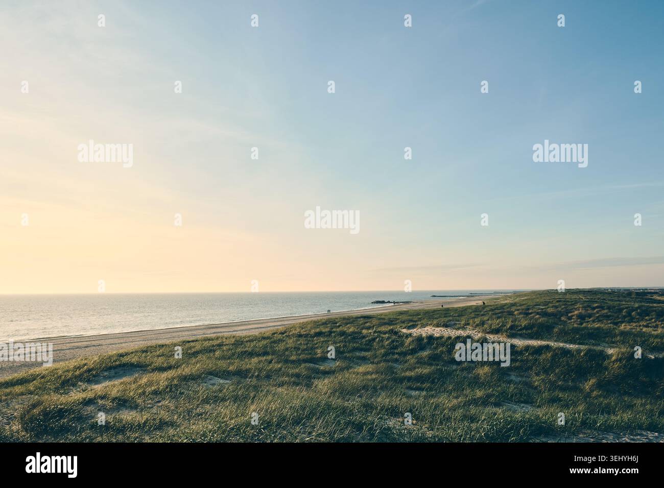Foto des breiten Engels vom Abend am Wide Beach in Norddänemark. Hochwertige Fotos Stockfoto