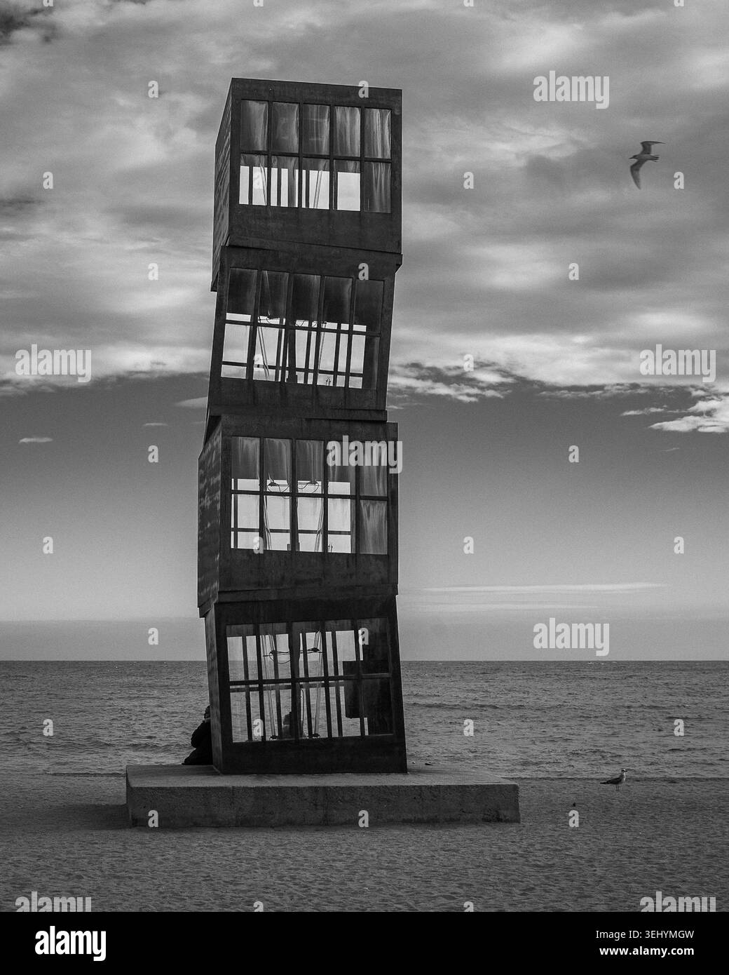 Einsamer Aussichtsturm an einem windigen Ostseestrand unter dramatischem bewölktem Himmel Stockfoto
