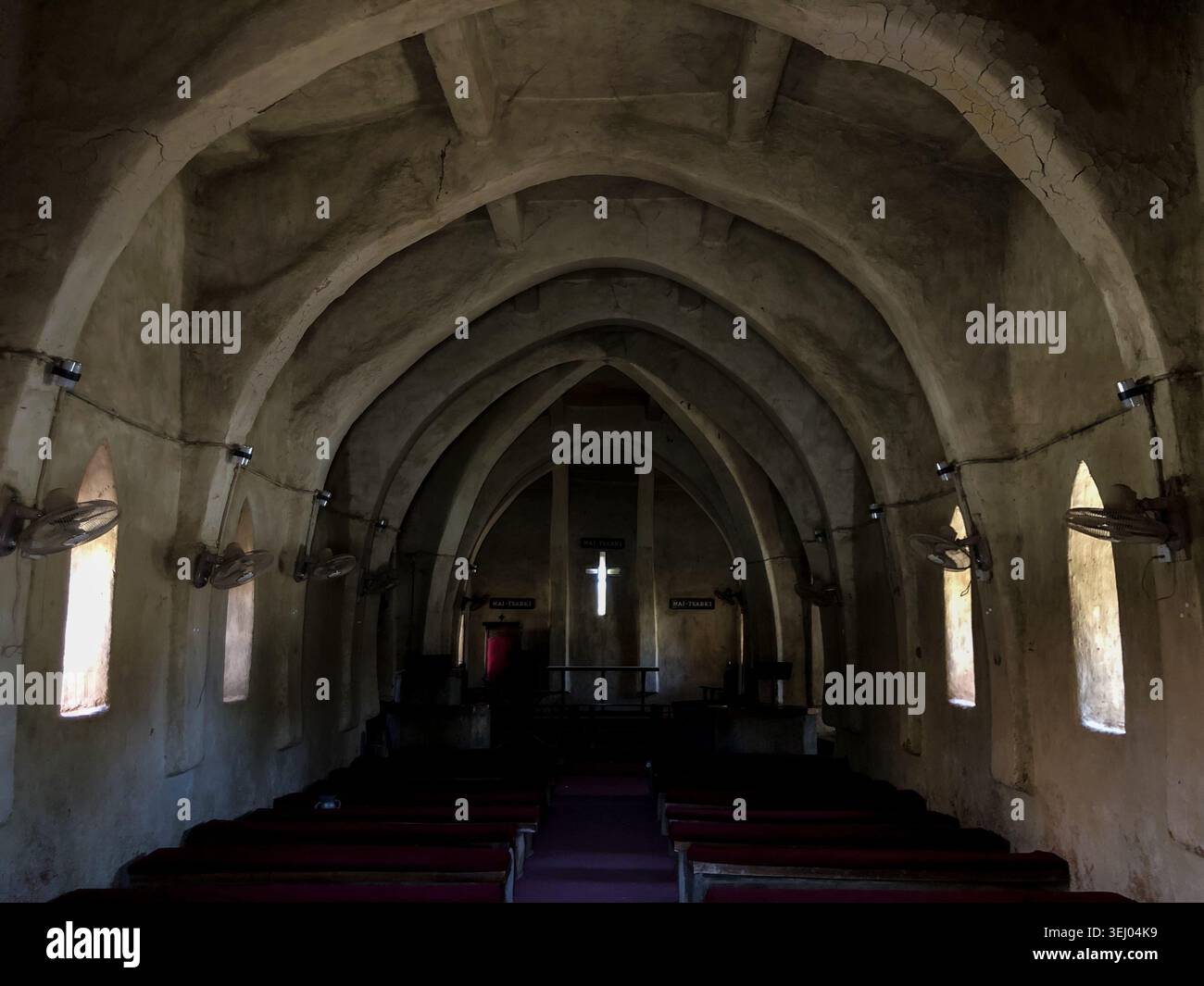 Zaria, Nigeria - 22. März 2026: Blick auf das Innere der St. Bartholomäus-Kirche in Wusasa mit ihrer einzigartigen, aus Lehmbauweise gebauten Bogendecke, den Reihen von Bänken und Stockfoto