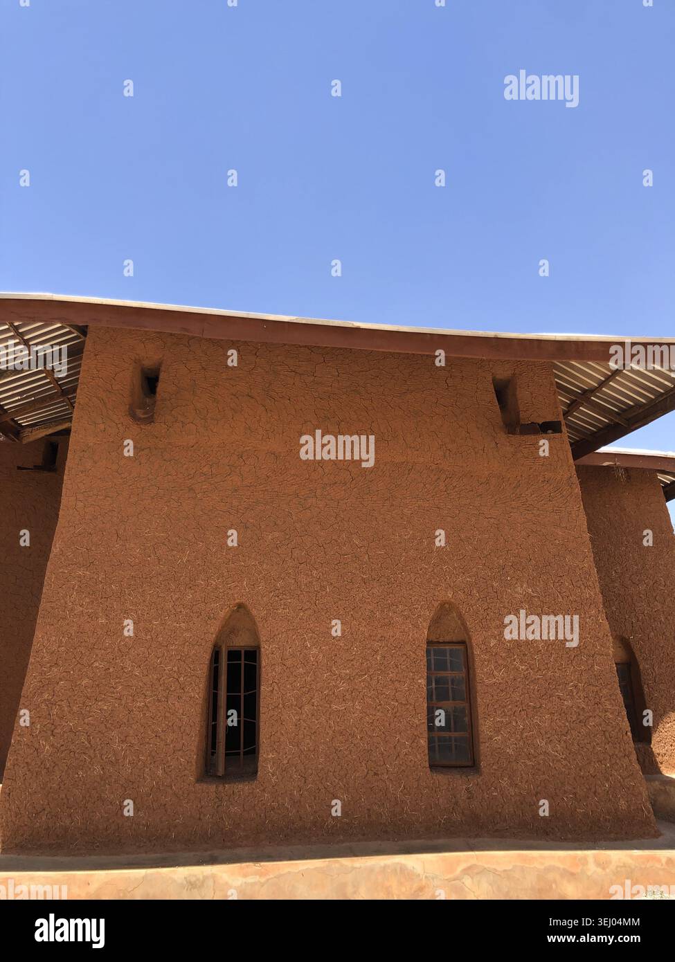 Zaria, Nigeria - 22. März 2026: Blick auf die historische, schlammige St. Bartholomäus Kirche in Wusasa mit ihren charakteristischen Bogenfenstern und strukturierten Ea Stockfoto