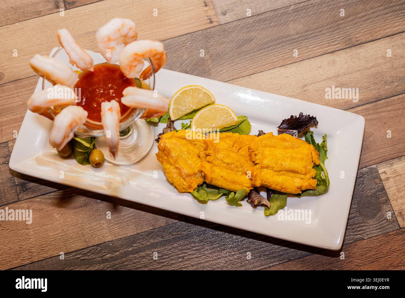 Meeresfrüchteplatte mit Garnelen und gebratenem Fisch appetitlich angeordnet, perfekt zum Essen Stockfoto