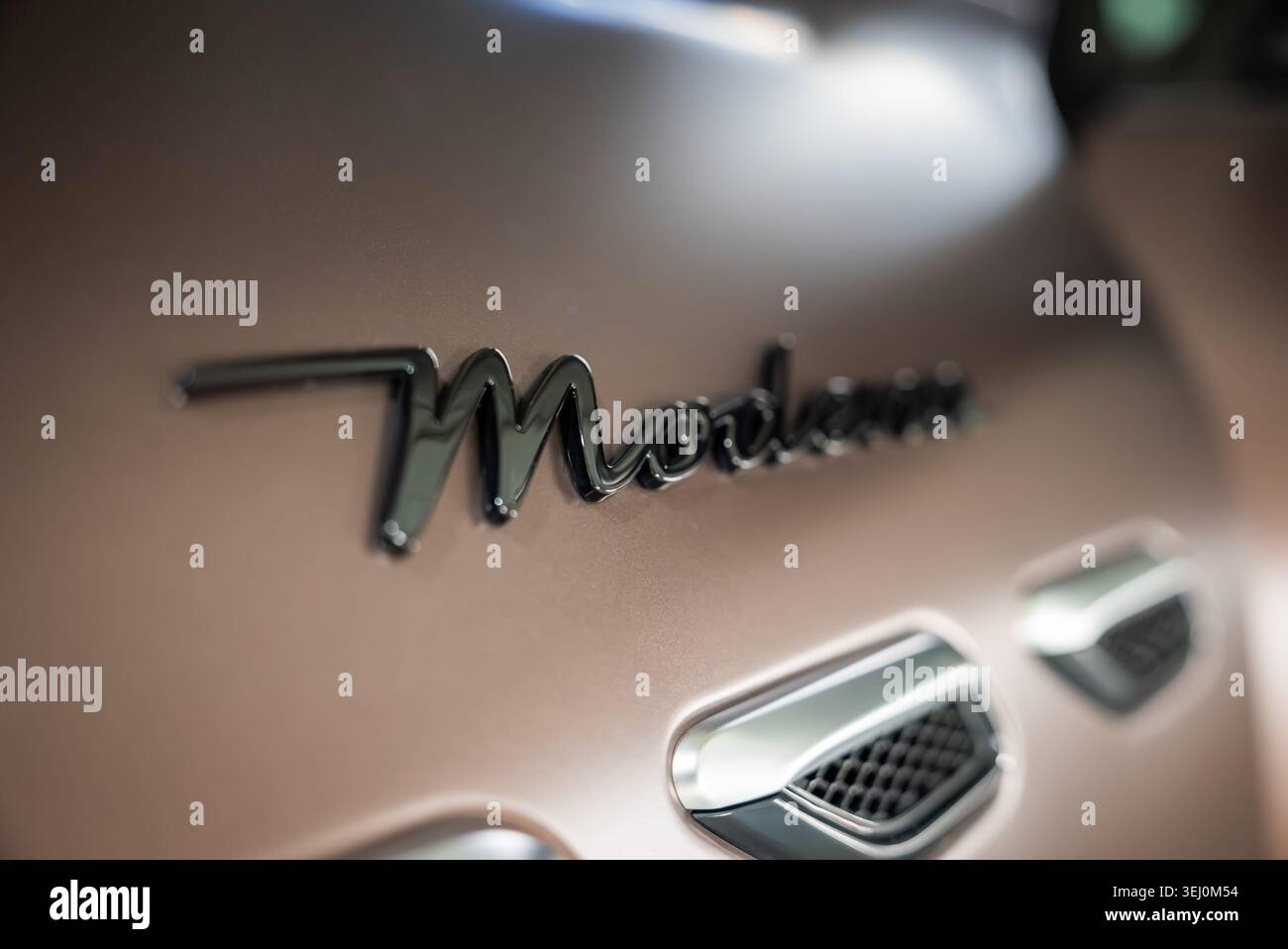 Maserati Modena Schriftzug auf satinierter Bronze-Flanke mit Lüftungsschlitzen Stockfoto