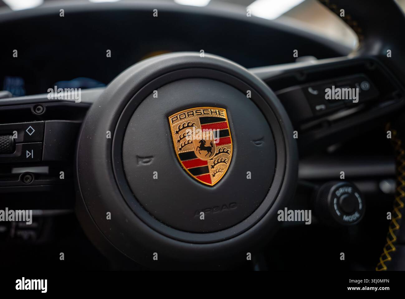 Porsche 911 Carrera Lenkrad mit Porsche Wappen im Fokus Stockfoto