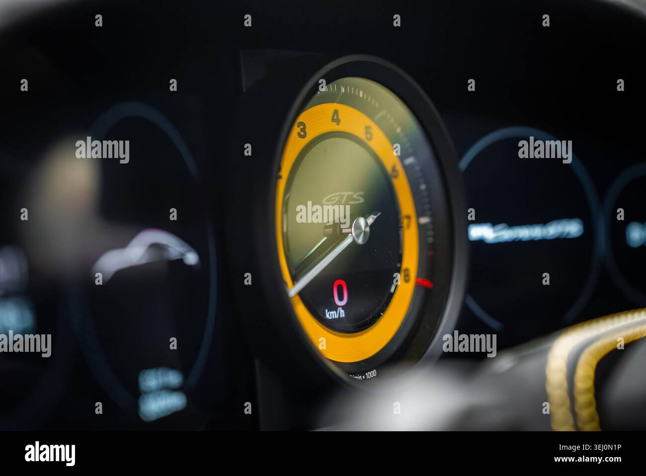 Porsche 911 Carrera GTS Drehzahlmesser und Anzeigen mit gelben Akzenten Stockfoto