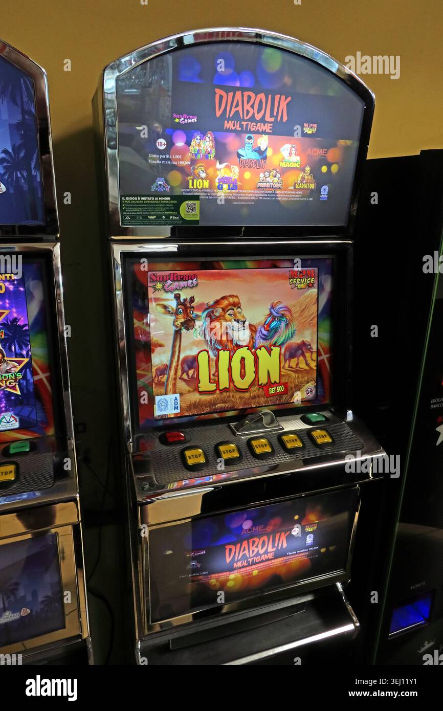 ACME Diabolik Multigame Spielautomat zeigt das Lion-Spiel in einem Esso-Café in Barrafranca, Sizilien, Italien Stockfoto