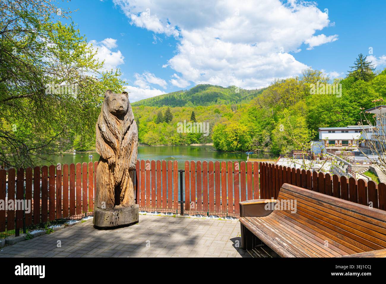 Hölzerne Bärenstatue auf der Terrasse am Ufer des Bärensees in Sovata, Rumänien Stockfoto
