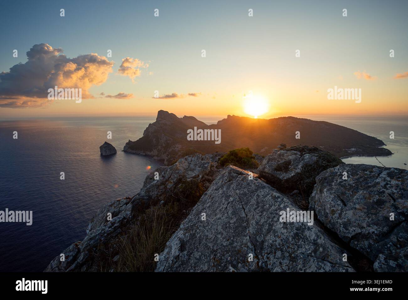 Malerischer Blick auf die nordwestliche Küste Mallorcas bei Sonnenaufgang mit zerklüfteten Klippen, ruhigem Mittelmeer, fernem Horizont und weichen Wolken, die früh beleuchtet werden Stockfoto