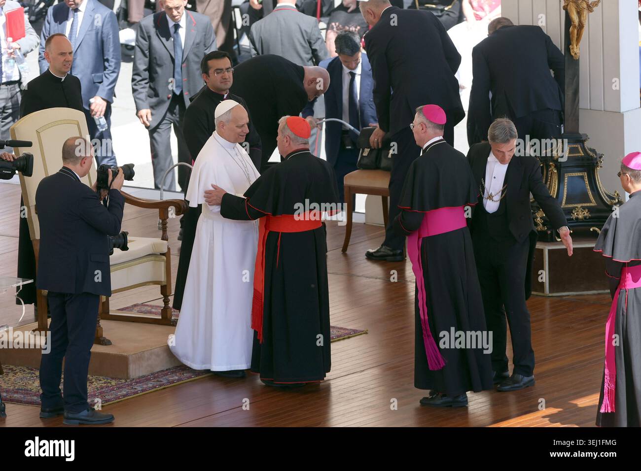 Citta Del Vaticano, Italien. Mai 2026. Vatikanstadt – Italien, 27. Mai 2026: Papst Leo XIV. Führt die Generalaudienz am Mittwoch auf dem Petersplatz. Heute morgen versammelten sich Tausende Gläubige und Pilger aus aller Welt auf dem Petersplatz, um an der Generalaudienz am Mittwoch mit Papst Leo XIV. Teilzunehmen. Es war eine Zeit des Gebets, des Hörens und der Gemeinschaft, die den Platz mit Hoffnung, Reflexion und Freude erfüllte. Quelle: Unabhängige Fotoagentur/Alamy Live News Stockfoto
