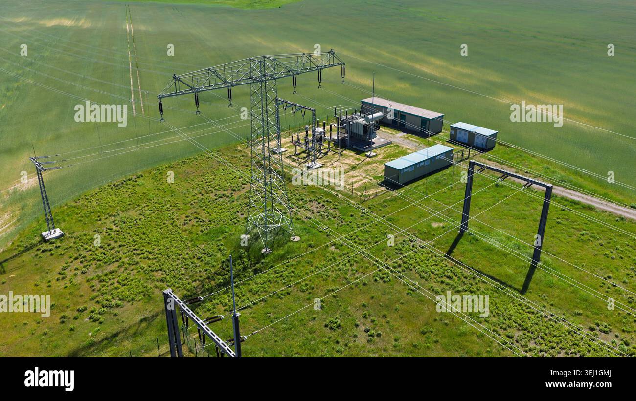 Das ist eine kleine Umspannstation, von der Luft aus gesehen. Stockfoto