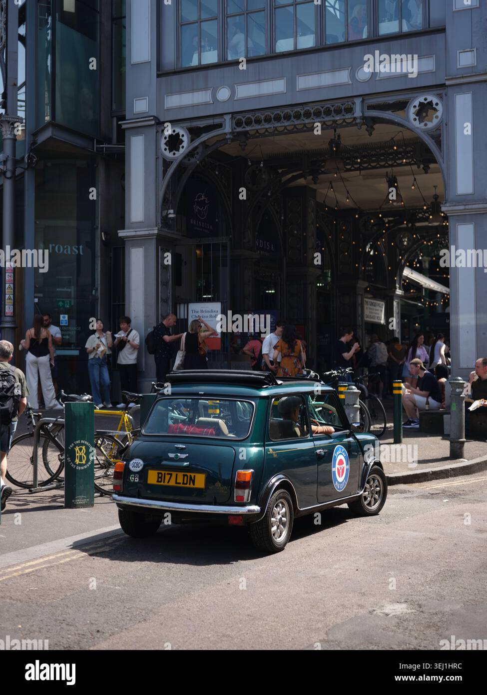 Ein klassischer Miniwagen, der vor dem Borough Market in London, England, parkt. Stockfoto