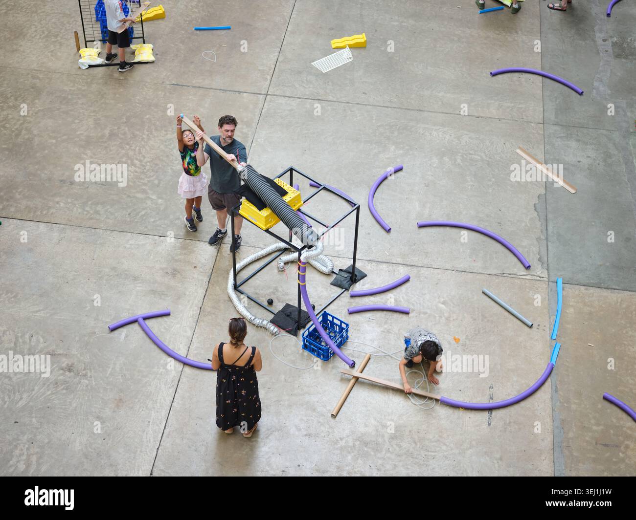 Eine Familie, die eine Kunstaktivität in der Turbine Hall in Tate Modern in London, England, genießt. Stockfoto