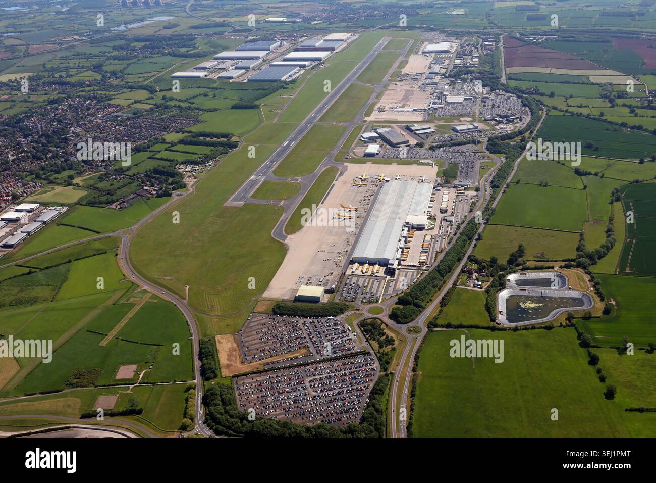 Luftaufnahme vom West of East Midlands Airport, einem internationalen Flughafen Derby, in Castle Donington, Leicestershire Stockfoto