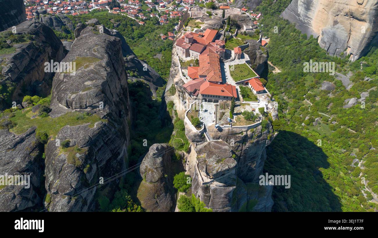 Meteora ist ein felsiges Gebiet in der Nähe der Stadt Kalambaka in Griechenland. Stockfoto