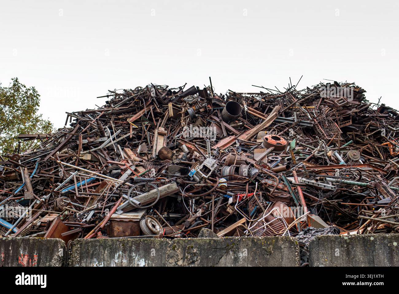 Großer Haufen Metallschrott auf der Recyclinganlage Stockfoto