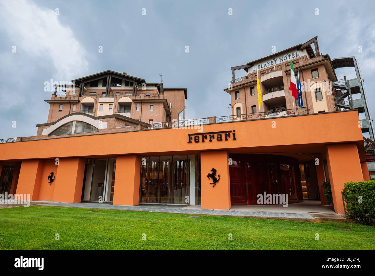 Maranello, Italien, 15. Mai 2026. Ein Weitwinkelblick von außen auf den Boutique-Showroom der Luxuswagenmarke mit schwarzen Logos auf dem Th Stockfoto