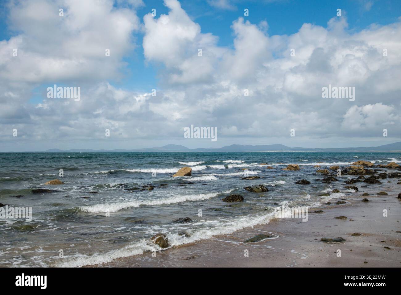 Ein schöner Tag am Strand Llandanwg in Gwynedd, Nordwales, mit der wunderschönen Halbinsel Llŷn im Hintergrund über der Tremadoc Bay (Großbritannien) Stockfoto