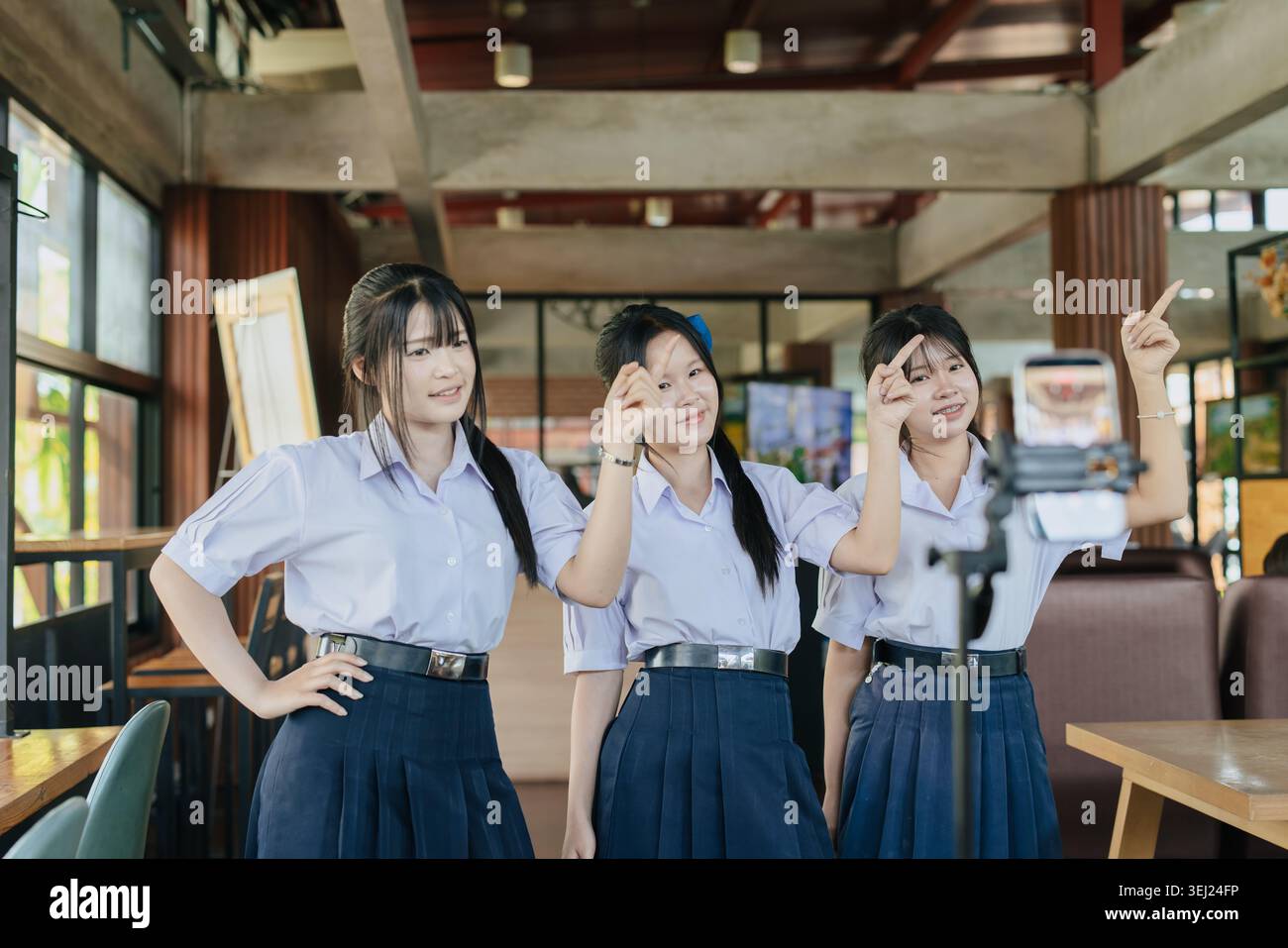 Gruppe von Teenager Studenten Live Dancing, Social Media Creator, Teen Influencer, Video Content Creator Online Plattform Handy Aufzeichnung. Stockfoto