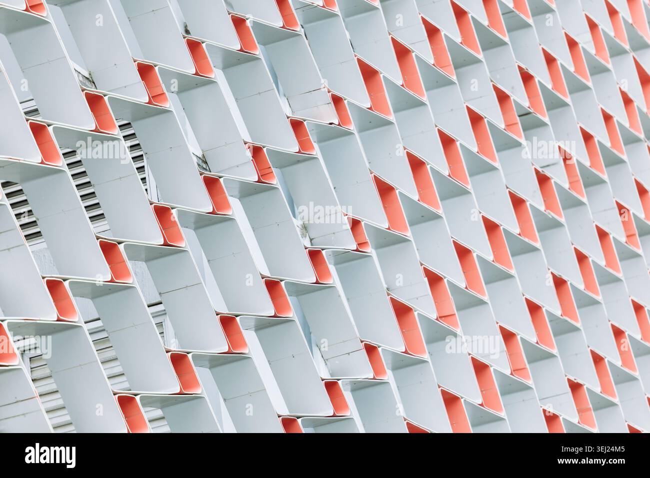 Geometrische Muster von Baudekorationsplatten. Gleichmäßige Struktur bildet eckige Formen. Minimalistisches Design spiegelt moderne architektonische Trends wider. Stockfoto