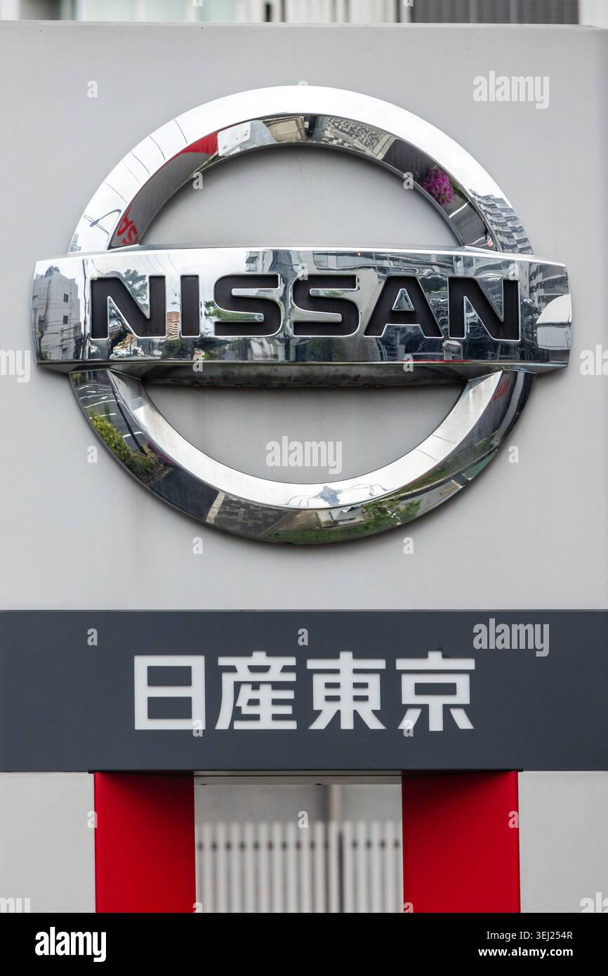 Verchromtes Logo-Emblem von nissan an an der modernen Gebäudefassade Stockfoto