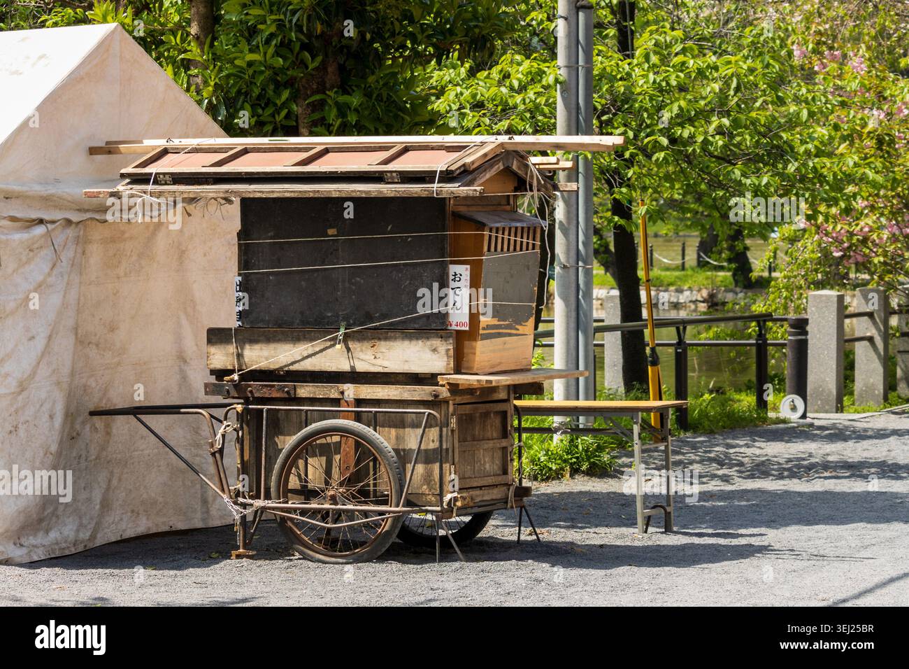 Tokio, Japan 14. April 2026 traditioneller japanischer Street Food Cart in der Nähe des Flussparks Stockfoto