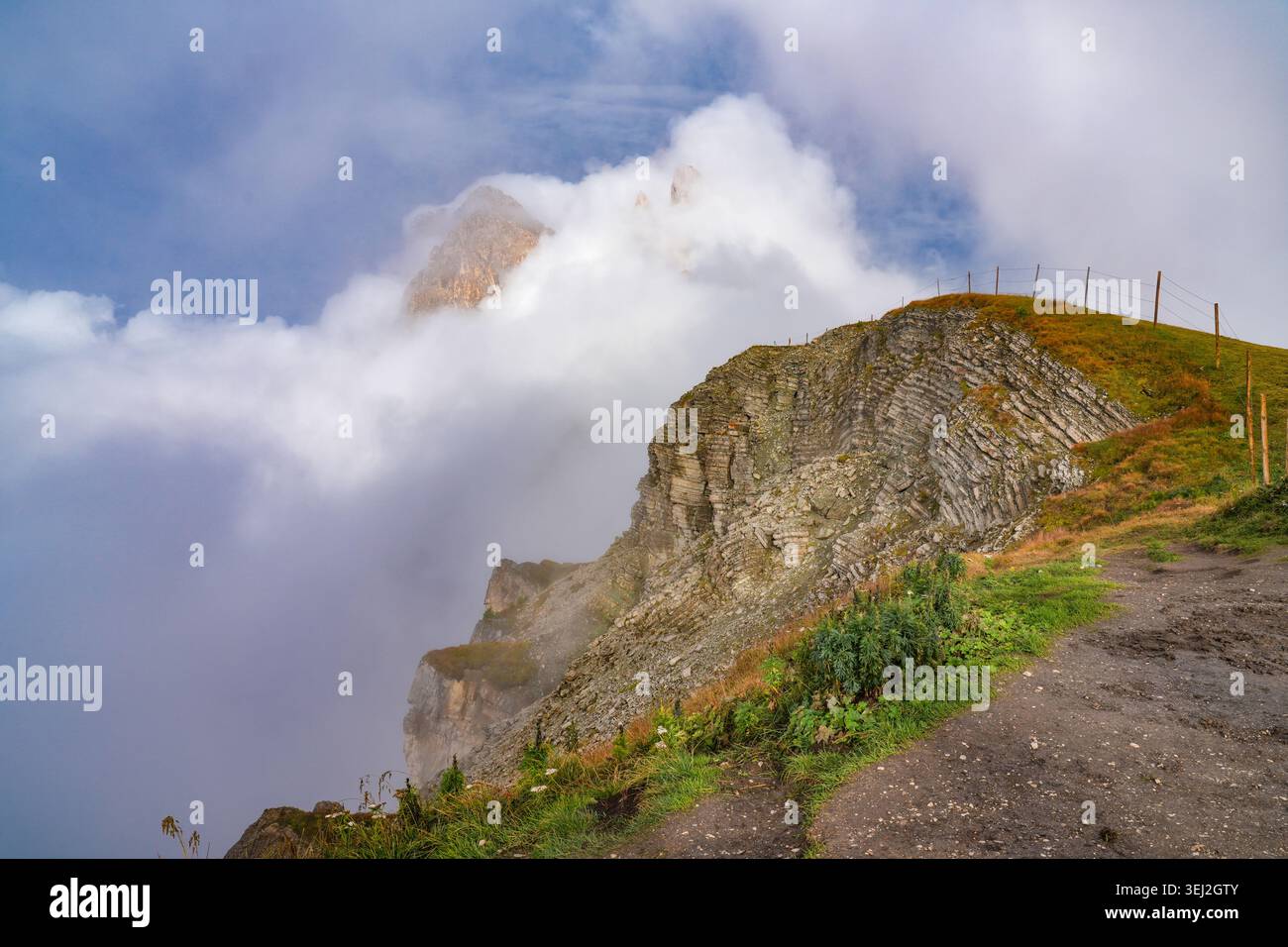 Seceda Ridgeline in Wolken bei Sonnenuntergang. Puez - Naturpark Geisler, Südtirol, Dolomiten, Italien Stockfoto