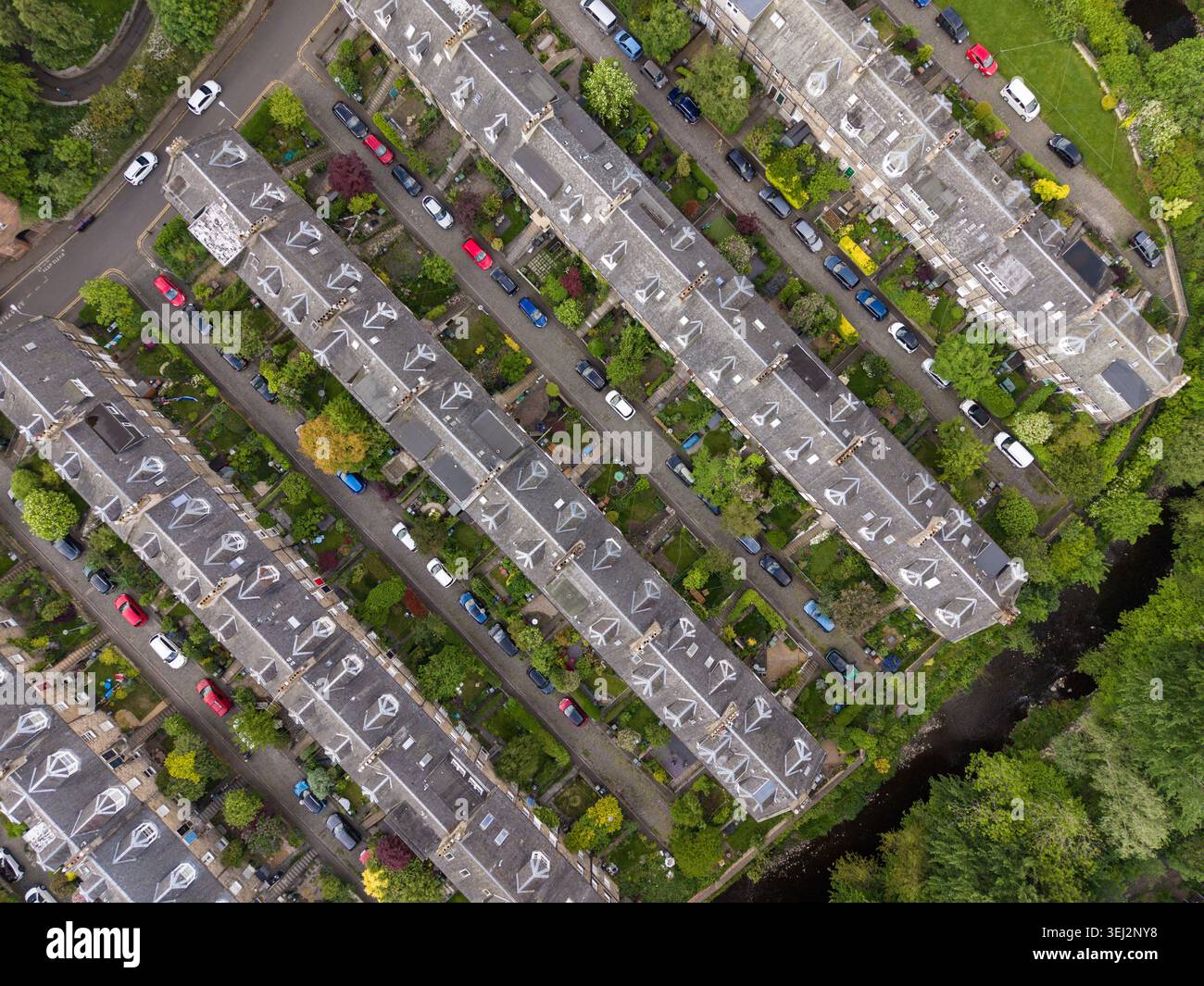 Blick aus der Vogelperspektive auf die Stockbridge Colonies Reihenhäuser mit grauen Dächern und üppigen grünen Gärten Edinburgh, Schottland, Großbritannien. Stockfoto