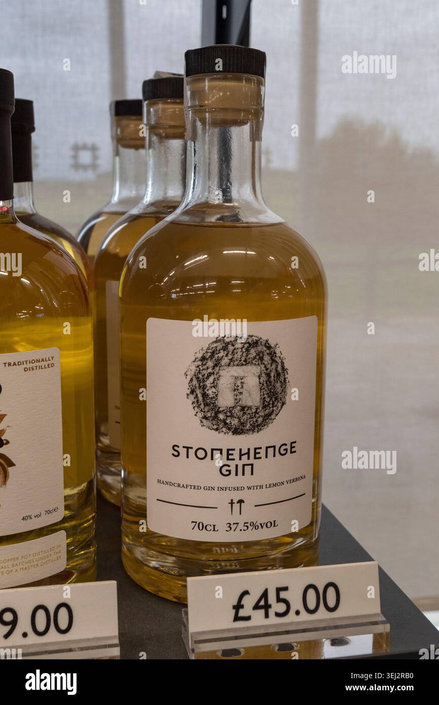 Eine Flasche Stonehenge Gin im Angebot im Stonehenge-Besucherzentrum, Wiltshire, UK. Stockfoto