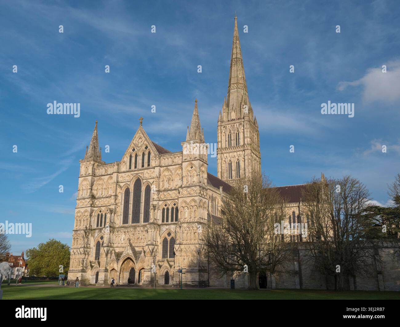 Salisbury Cathedral, offiziell die Kathedrale der Heiligen Jungfrau Maria, ist eine anglikanische Kathedrale in der Stadt Salisbury, England. Stockfoto