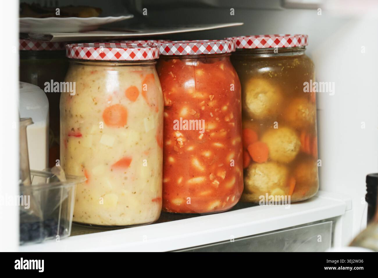 Hausgemachtes Gemüse in Glasgläsern auf Pantry Hintergrund. Traditionelles Konzept zur Konservierung und Konservierung von Lebensmitteln. Stockfoto