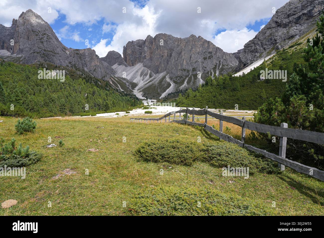 Holzzaun auf Almweide mit Puez-Geisler Bergkette, Dolomiten, Südtirol, Italien Stockfoto