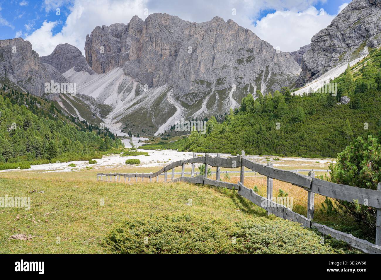 Holzzaun in Richtung Puez-Geisler-Berge in den Dolomiten, Italien Stockfoto